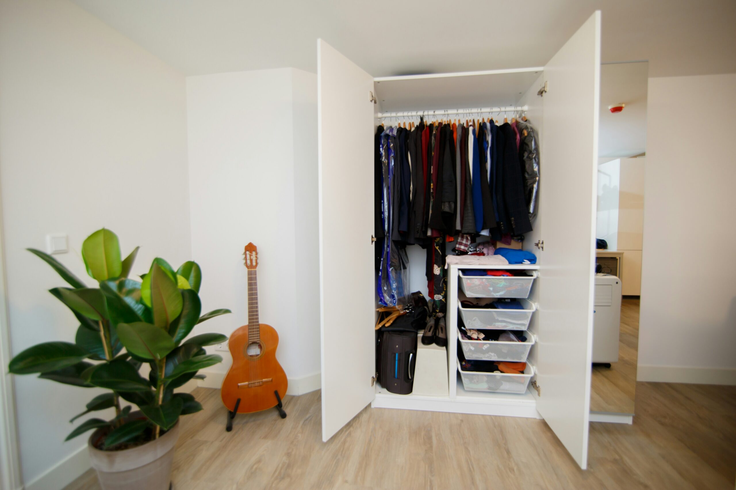 Explore nuestra amplia selección de soluciones de armarios premium para un espacio bellamente organizado. Encuentre las soluciones de almacenamiento perfectas para su hogar en nuestra tienda.